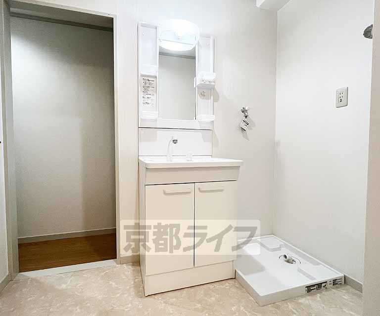 洗面設備　忙しい朝に嬉しい独立洗面台を完備しています。