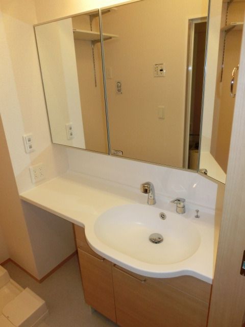 洗面設備　ワイドな独立洗面台※同タイプのお部屋です