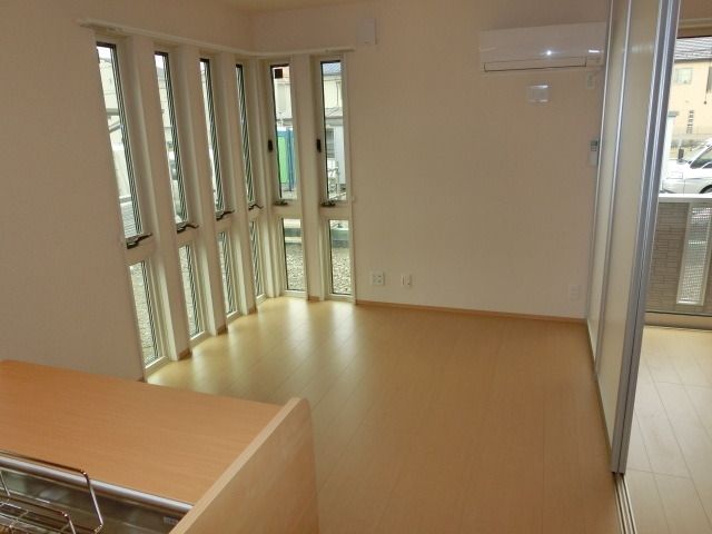 居室・リビング　二面採光の明るいリビング※同タイプのお部屋です