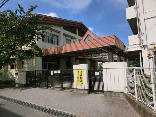 小学校　市川市立稲荷木小学校（小学校）まで241m