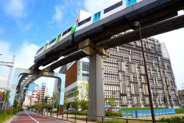 コンビニ　ローソンポートストア海岸店（コンビニ）まで135m