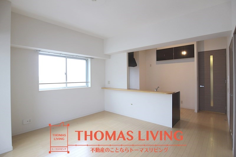 居室・リビング　側面の窓とバルコニーは角部屋のみです。