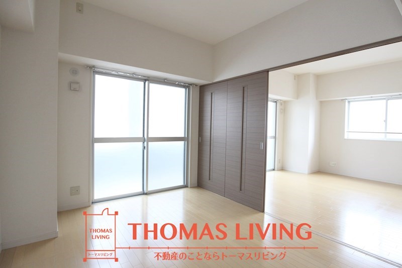 その他部屋・スペース　側面の窓とバルコニーは角部屋のみです。