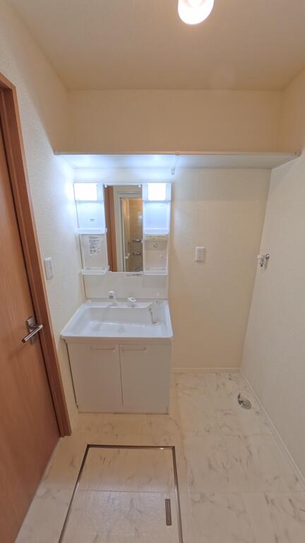 洗面設備　洗面化粧台と洗濯機置き場