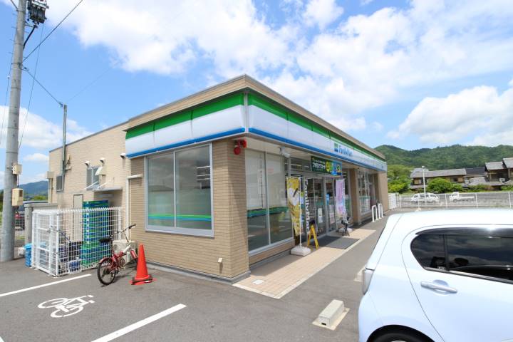 コンビニ　ファミリーマート（コンビニ）まで860m