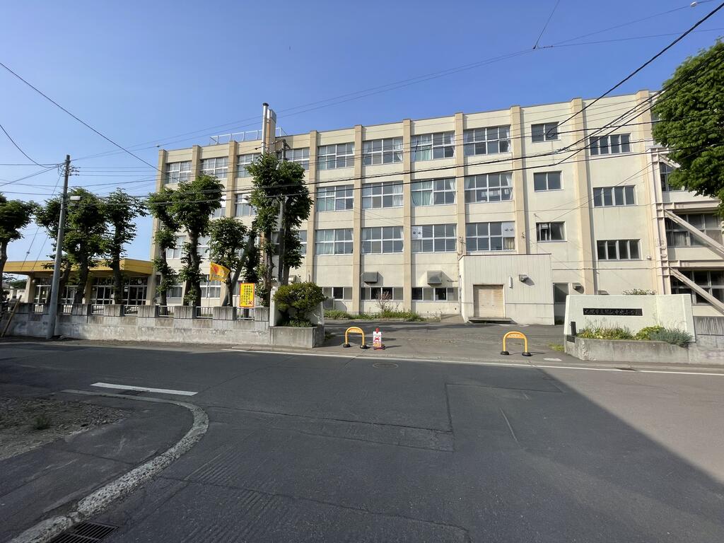小学校　札幌市立琴似中央小学校（小学校）まで726m