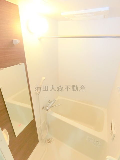 バス・シャワールーム　浴室乾燥機能と追焚機能付きのお風呂