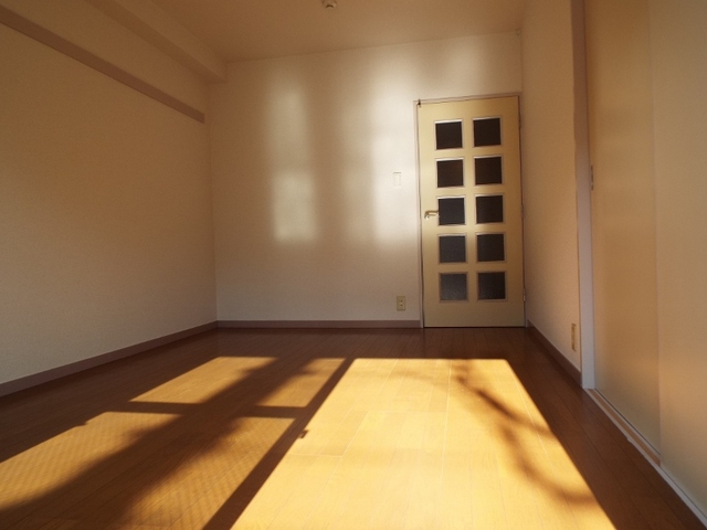 その他部屋・スペース　南向きの洋室６帖♪　１階の部屋でもこの日当たりです！！！