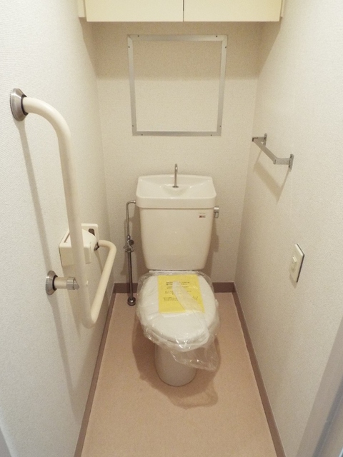 トイレ　収納と手すりがある便利なトイレ♪