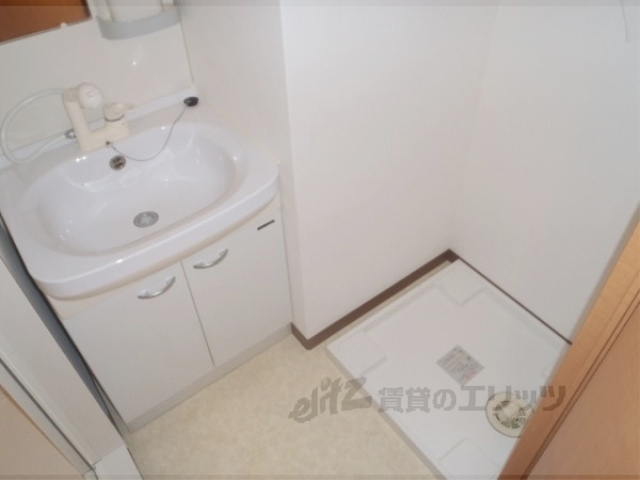 洗面設備　洗面台、洗濯機の使いやすい洗面所です