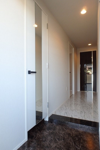 玄関　他物件参考画像。建具・壁・床色は異なります。現況優先。