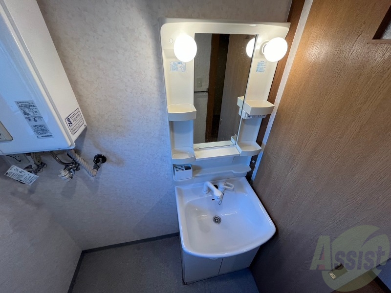 洗面設備　独立洗面台です。大きくてよいですね。シャンプーもできます！