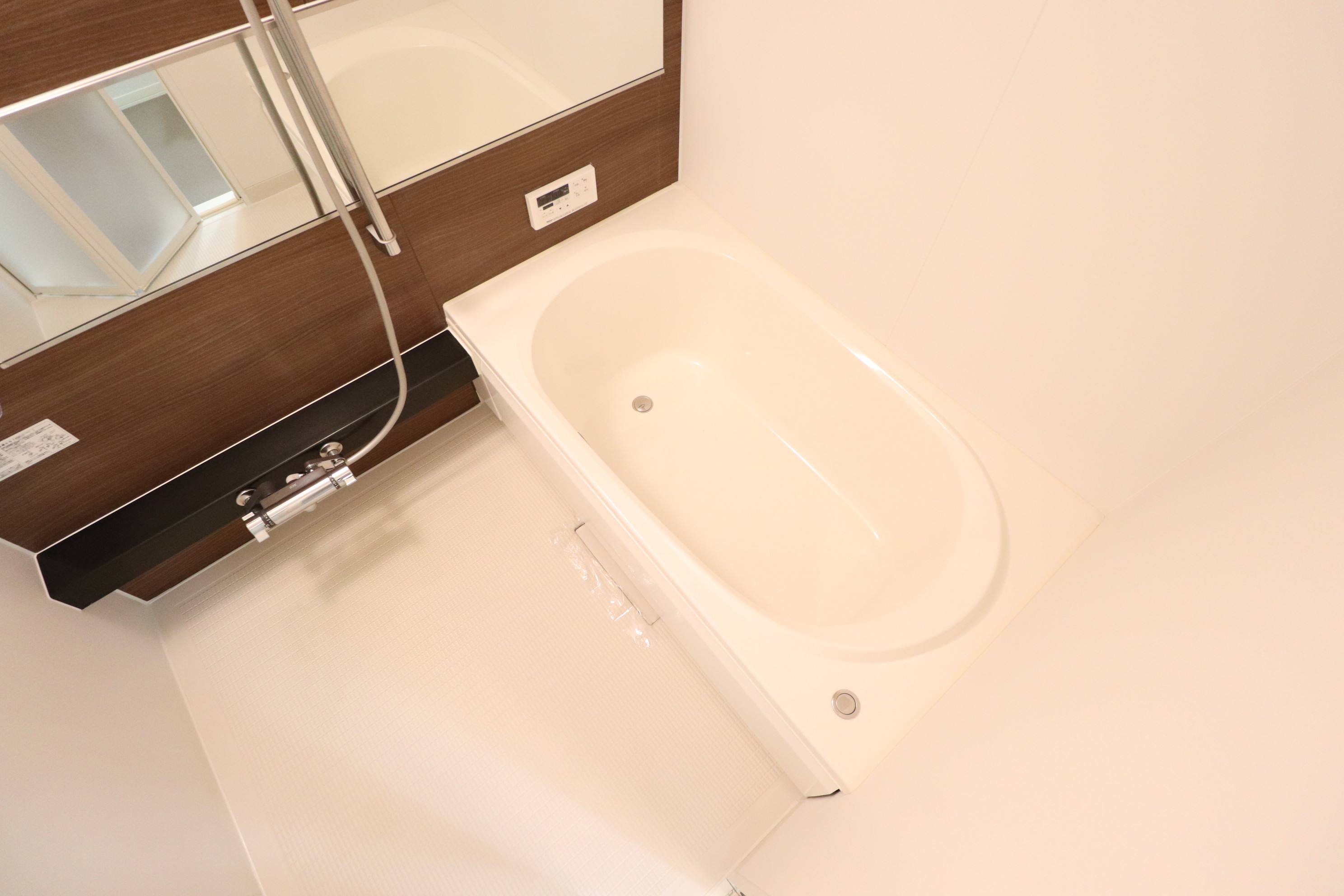 バス・シャワールーム　大きな鏡付きの広々バスルーム♪