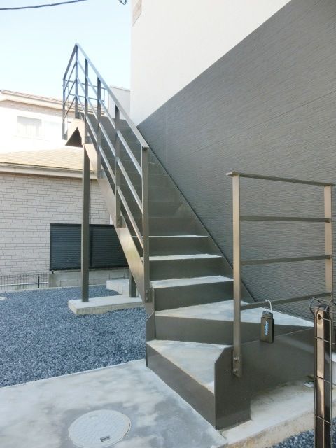 エントランス　2階に上がる階段です