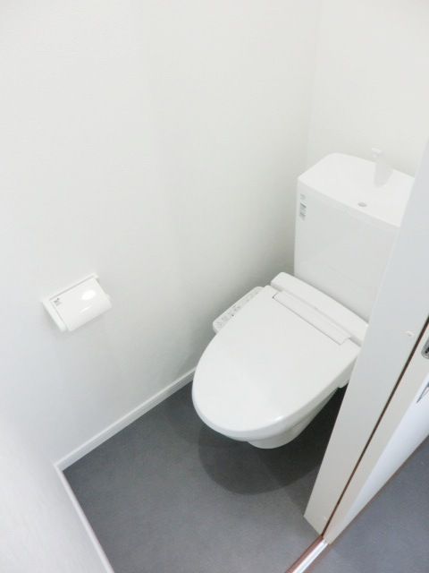 トイレ　温水洗浄便座付きのトイレです