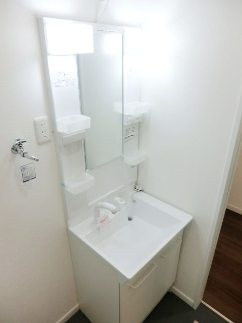 洗面設備　毎朝の準備に便利な独立洗面台です