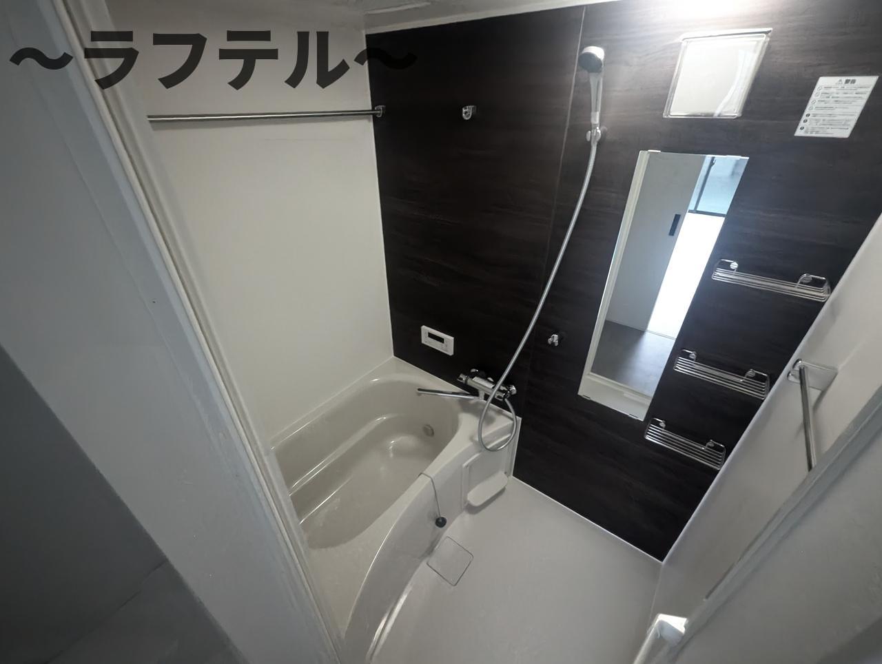 バス・シャワールーム　反転イメージ写真