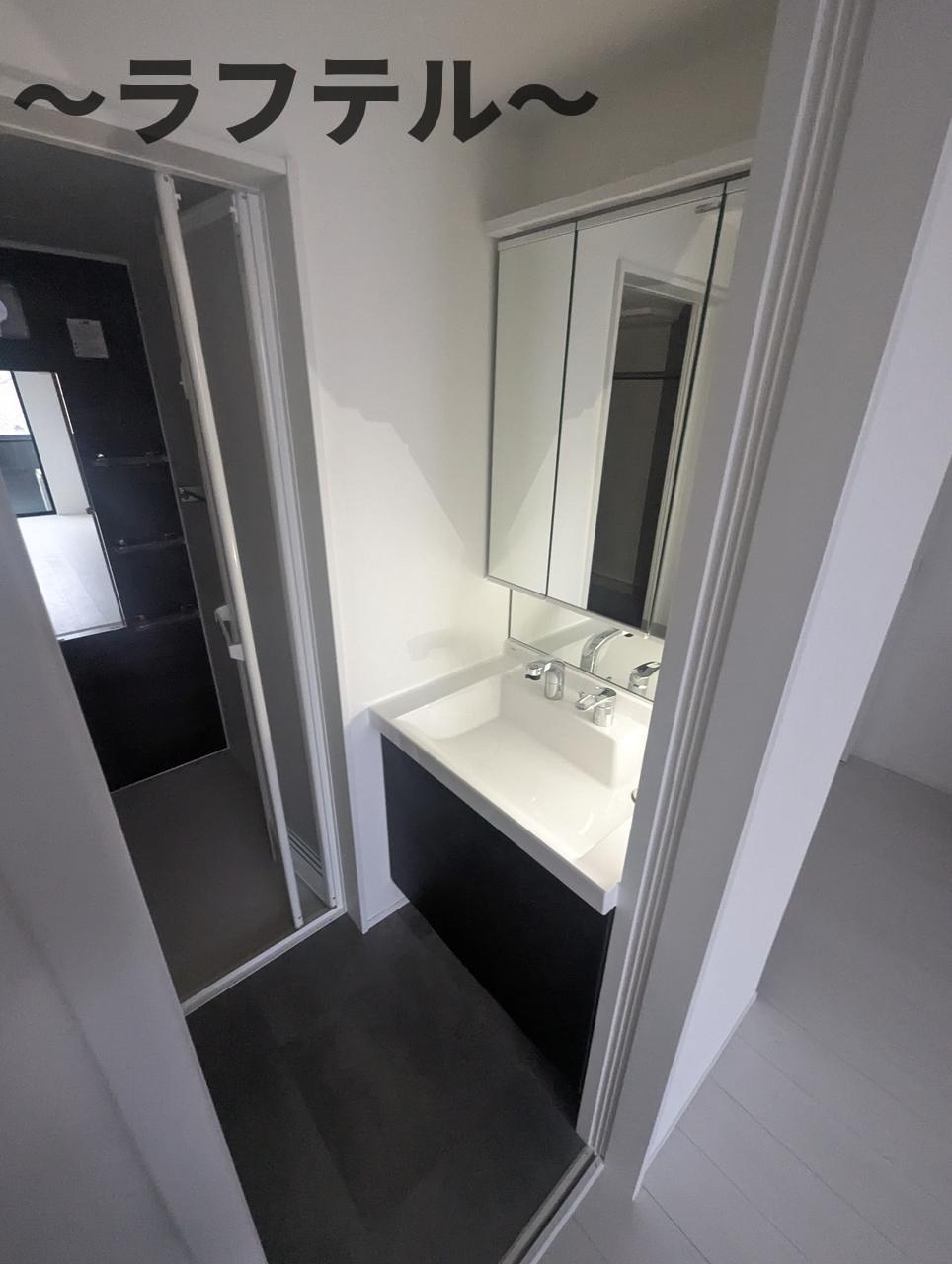 洗面設備　反転イメージ写真