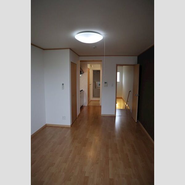 居室・リビング　エアコン付きで快適に過ごせます♪