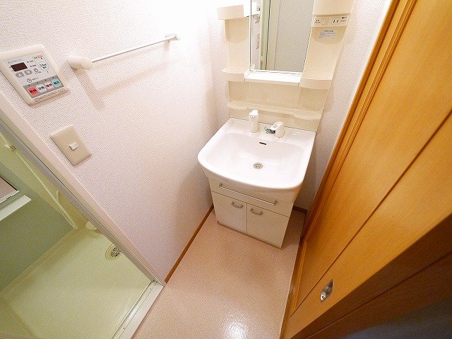 洗面設備　機能性に優れた洗髪洗面化粧台です