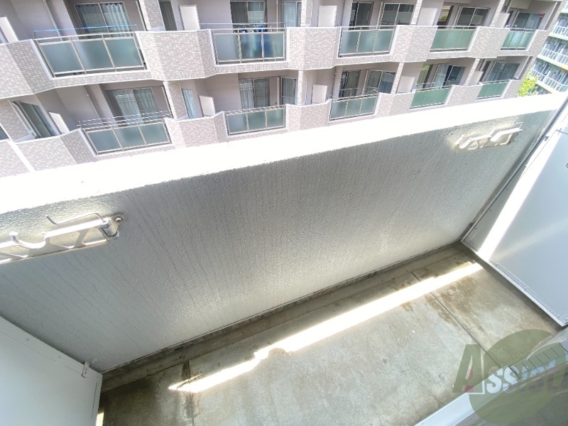 バルコニー　こちらはバルコニーです。洗濯物が良く乾きそうですね。