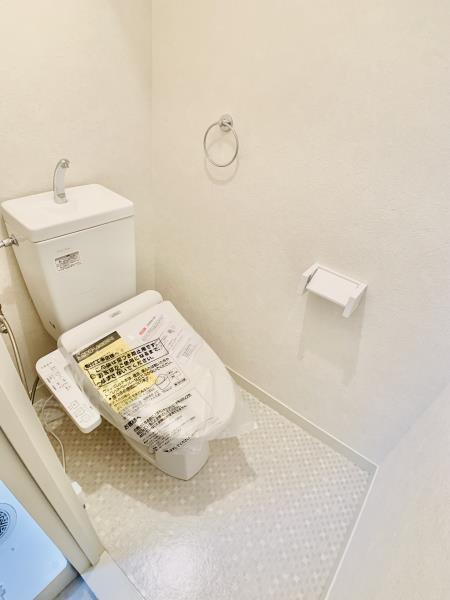 トイレ　落ち着いた色調のトイレです