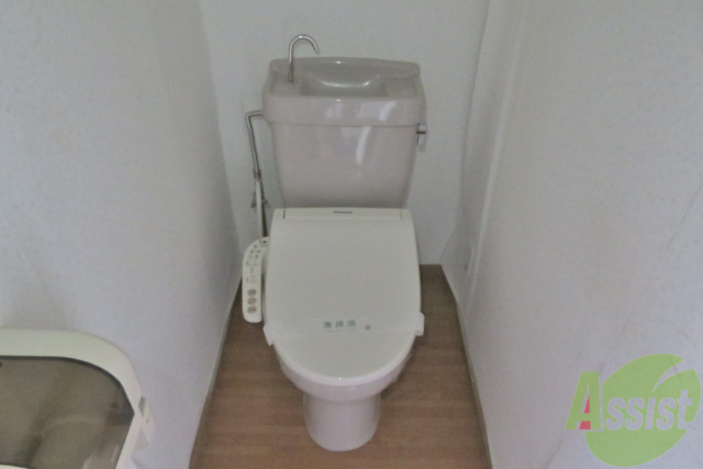 トイレ　嬉しいウォシュレット機能付きです。