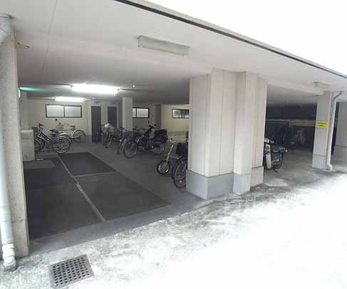 その他共有部分　屋内駐輪場で、大型バイクも置けますよ