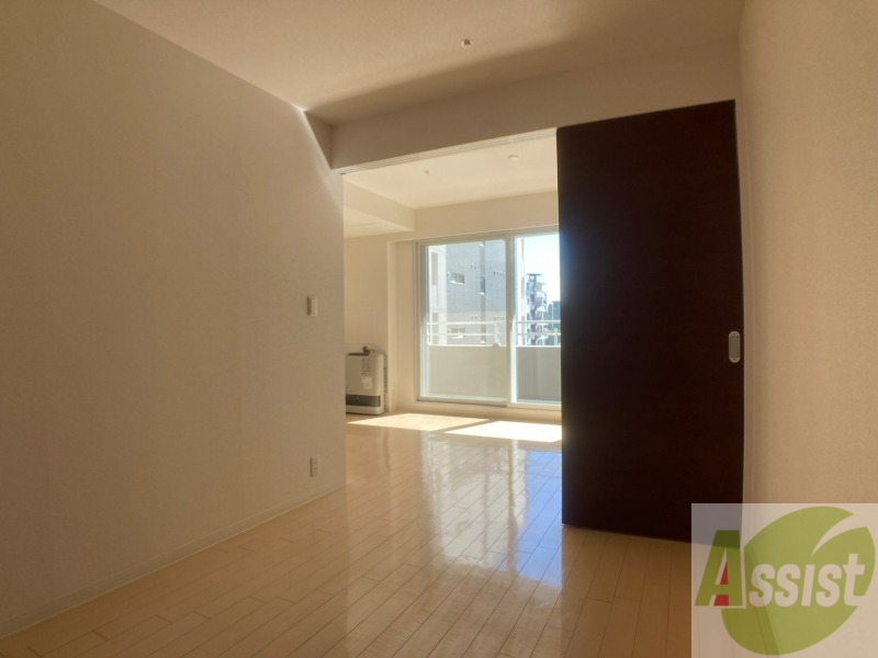 その他部屋・スペース　寝室はこちらです。光が差し込む、温かみのあるお部屋です。