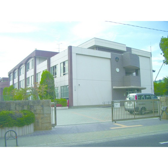 中学校　東港中学校（中学校）まで1900m