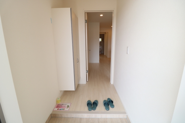 玄関　※同物件別号室写真となります。