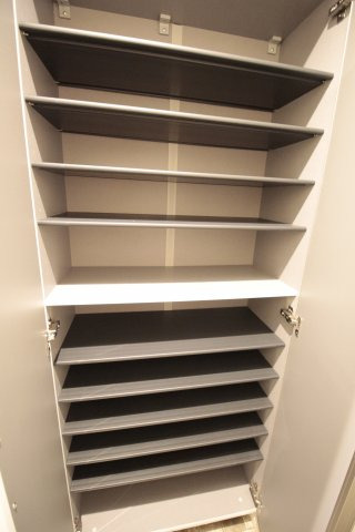 収納　高さは変えられるシューズボックスです。