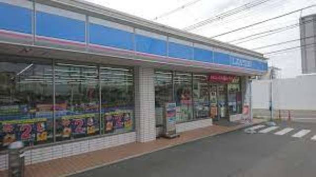 コンビニ　ローソン八尾服部川店（コンビニ）まで970m