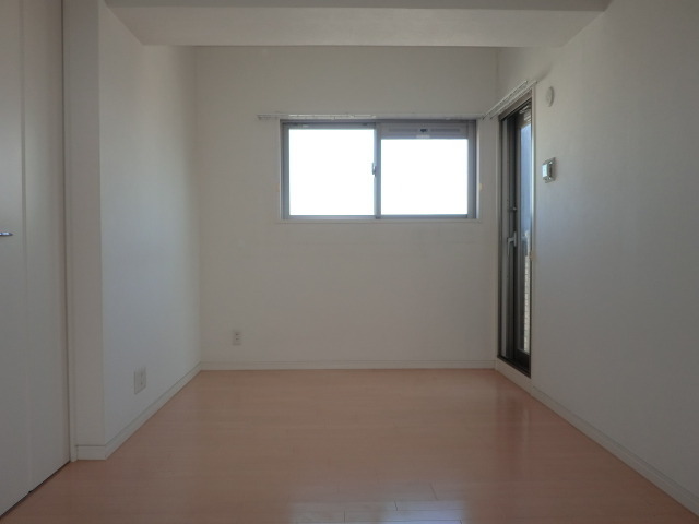 居室・リビング　クローゼット多い洋室です