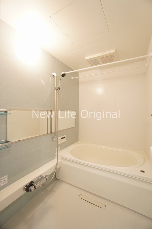 バス・シャワールーム　お風呂は少し広めでゆったり入れます♪