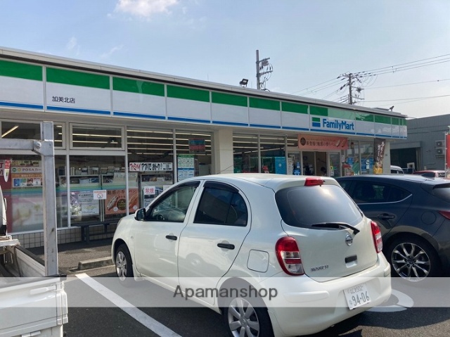 コンビニ　ファミリーマート（コンビニ）まで702m