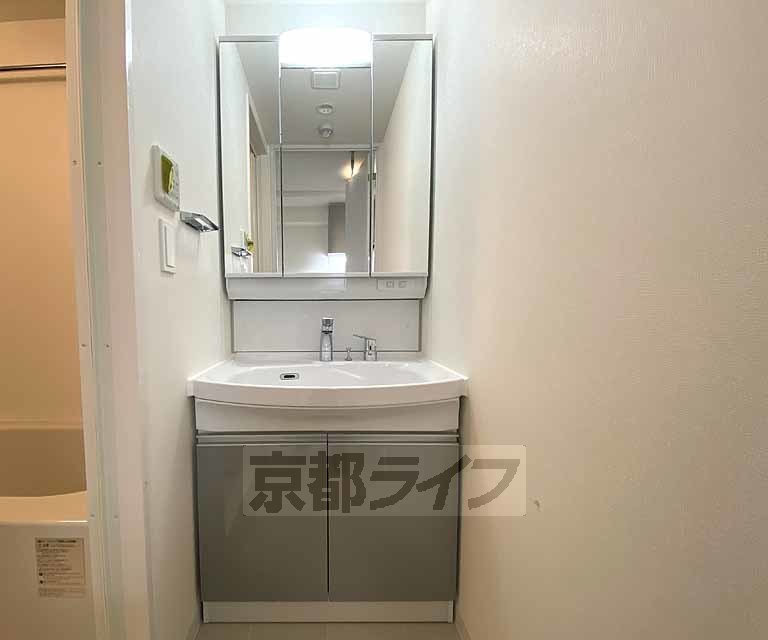 洗面設備　収納性の高い洗面所です。