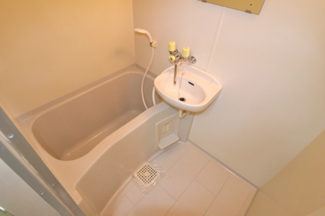 バス・シャワールーム　清潔感のあるバス