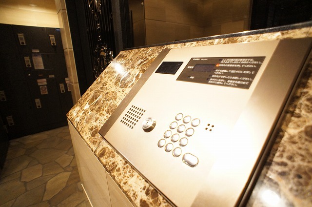 セキュリティ　不審な来訪者の建物侵入を未然に防ぐ、女性でも安心なオートロッ