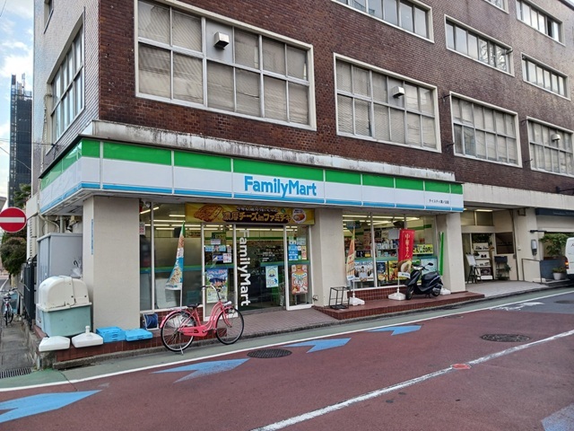 コンビニ　ファミリーマート（コンビニ）まで450m