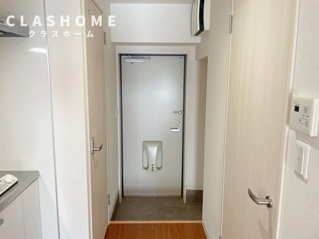 玄関　同物件の別部屋になります。