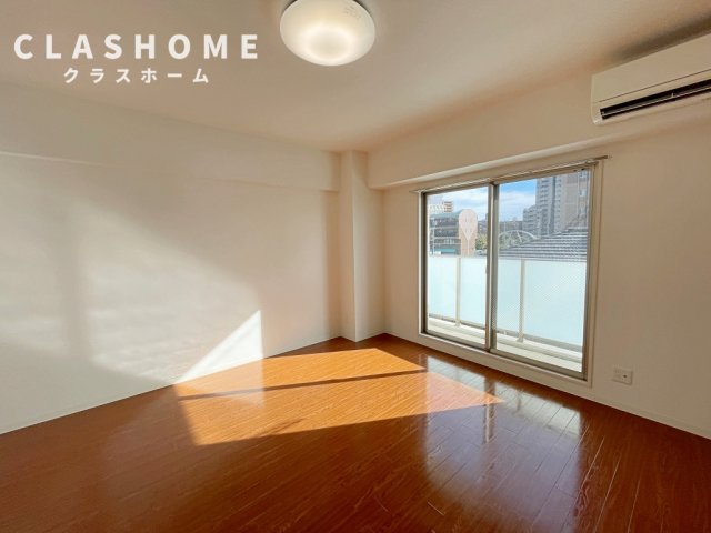 居室・リビング　同物件の別部屋になります。