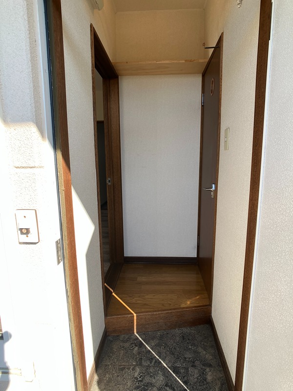 玄関　102号室参照