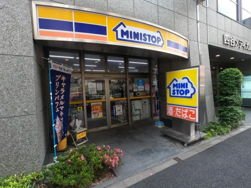 コンビニ　ミニストップ 新宿左門町店（コンビニ）まで123m