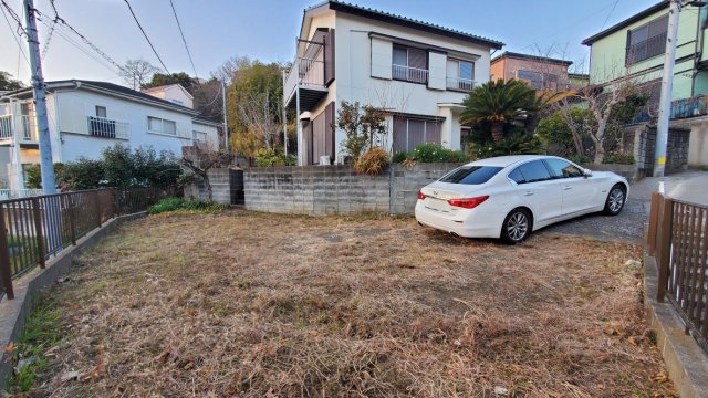 駐車場　駐車場と戸建て全景。駐車場は２ ４台停められるスペースがあり