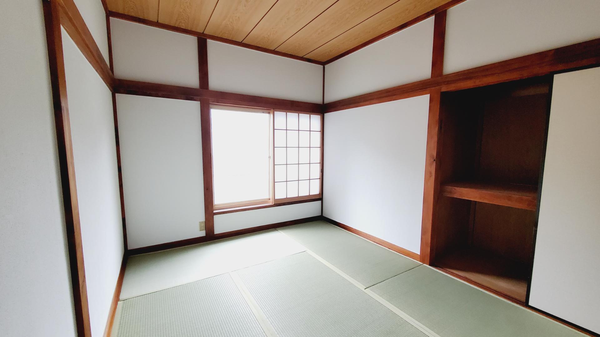 収納　2階和室、 壁塗装 畳 入れ替え済み
