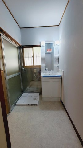 洗面設備　独立洗面台、防水パン新設しました