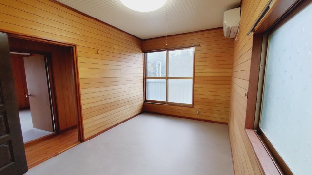 その他部屋・スペース　2階西側洋室。２面採光で明るいです。