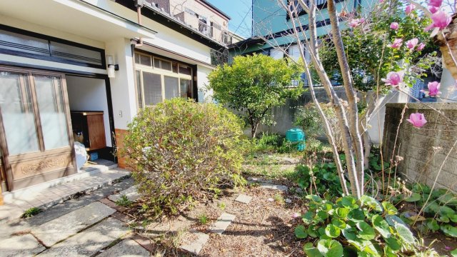 庭　南側の庭。大きいので家庭菜園、ドッグランなど自由。BBQも
