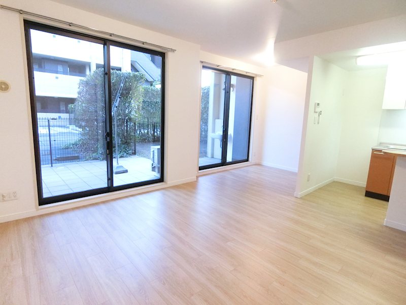 居室・リビング　明るく広々としたリビング